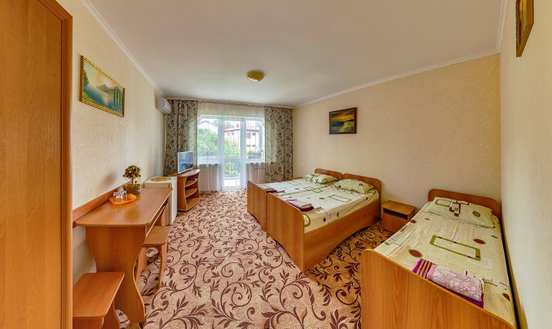 Эконом 3-местный 1-комнатный (без удобств, с балконом)