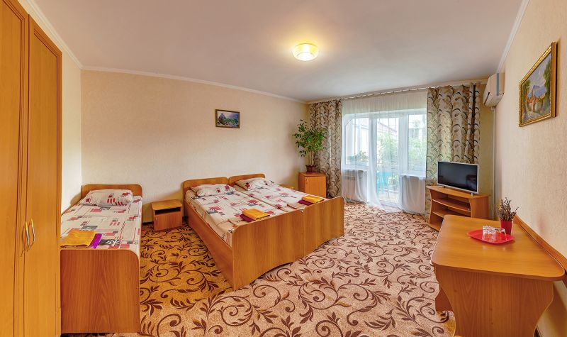 Эконом 3-местный 1-комнатный (без удобств, с балконом)