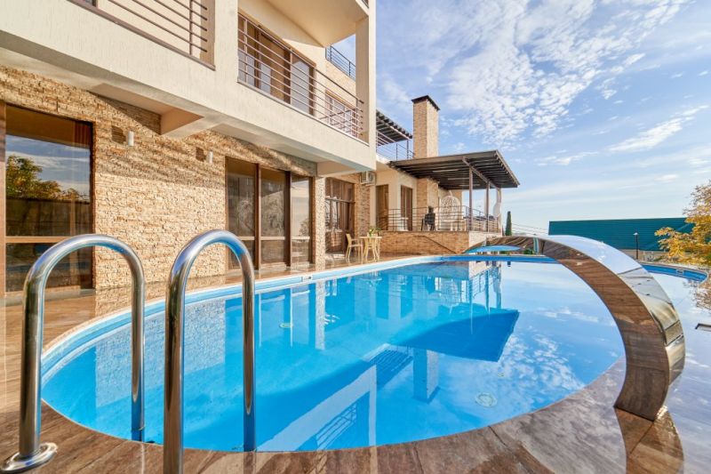 Бассейн и фасад