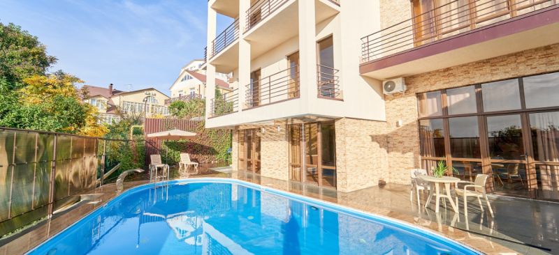 Фасад с бассейном