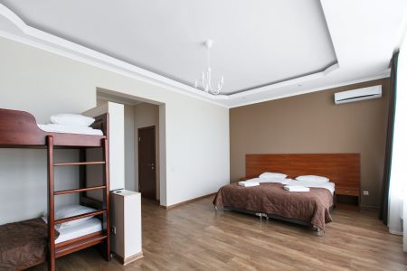 Семейный Семейный 4местный без балкона, вид во двор