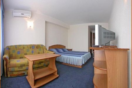 «Стандарт» с балконом (с видом на соседнее здание)