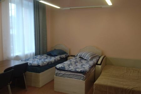 четырехместный номер с 2 раздельными кроватями и двуспальной диваном