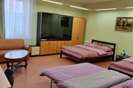 шестиместный  номер с двумя двуспальными  кроватями и двуспальной диваном