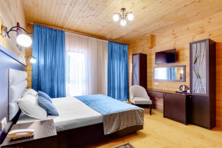 Делюкс 2-местный (3 доп. места, деревянный, 1 этаж)