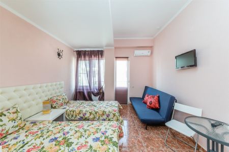 Стандартный номер с двумя раздельными кроватями и балконом