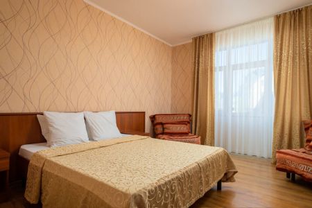 Семейный Четырехместный с балконом и двумя креслами (без вида)