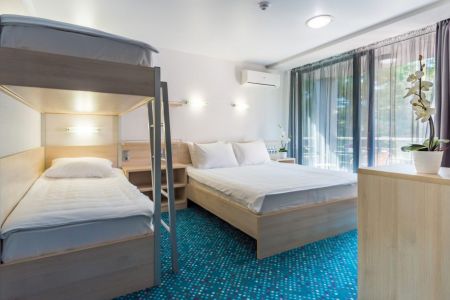 Стандартный улушченный 4-местный с двуспальной и двухъярусной кроватями Green Park