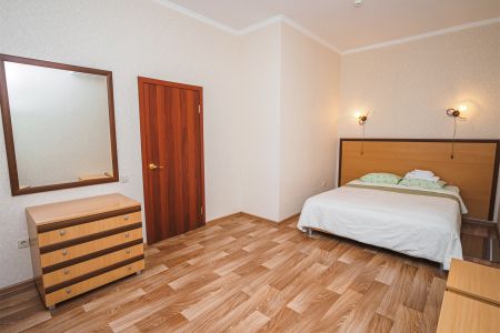 Полулюкс 1-местный 2-комнатныйкорпус №3 Елочка