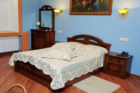 Люкс Люкс 30 кв. м  с большой кроватью и диваном в корпус Е