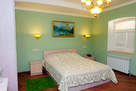 Семейный семейный 1-комнатный номер с большой кроватью и диваном в корп.Е