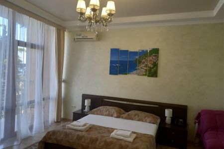 Комфорт 2-местный 1-комнатный с балконом и боковым видом на море