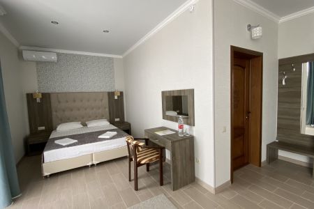 Джуниор Сюит с боковым видом на море