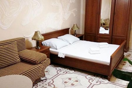 Улучшенный 2-местный 1-комнатный c видом на соседнее здание (без балкона)