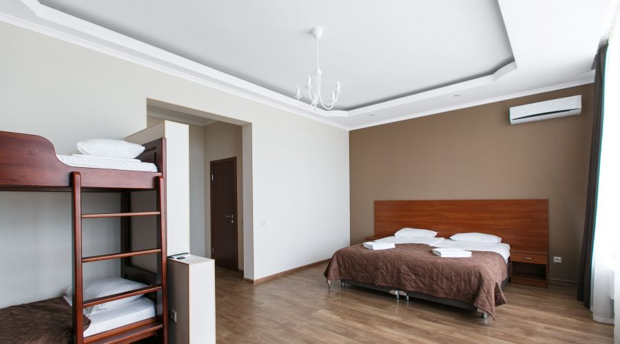 Семейный Семейный 4местный без балкона, вид во двор