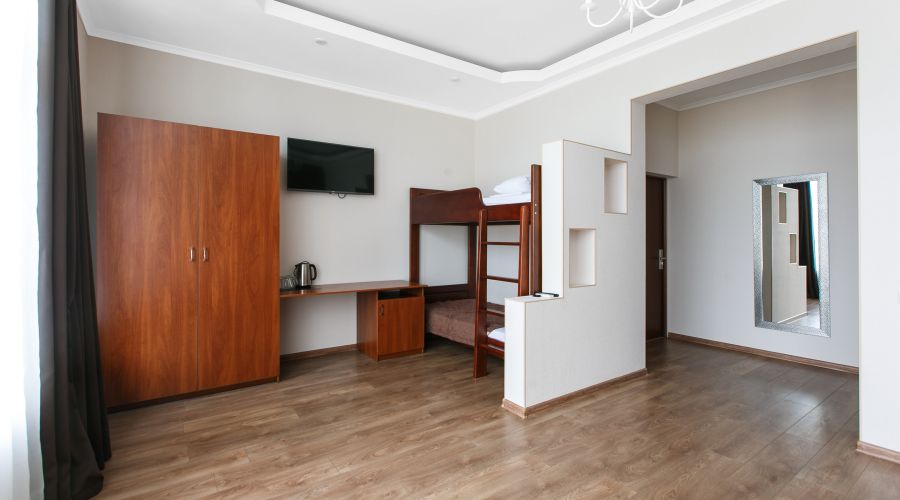 Семейный Семейный 4местный без балкона, вид во двор