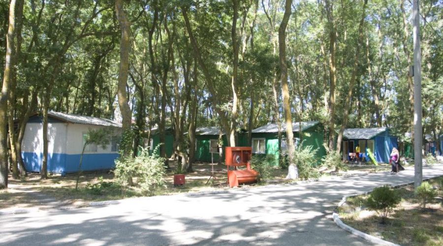 трехместный деревянный домик