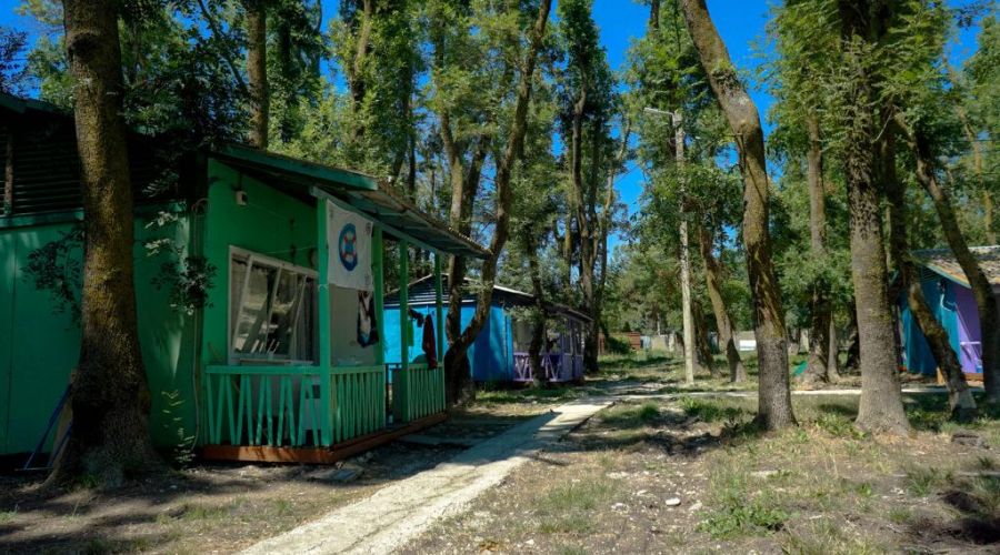 четырехместный деревянный домик