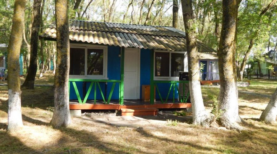 четырехместный деревянный домик