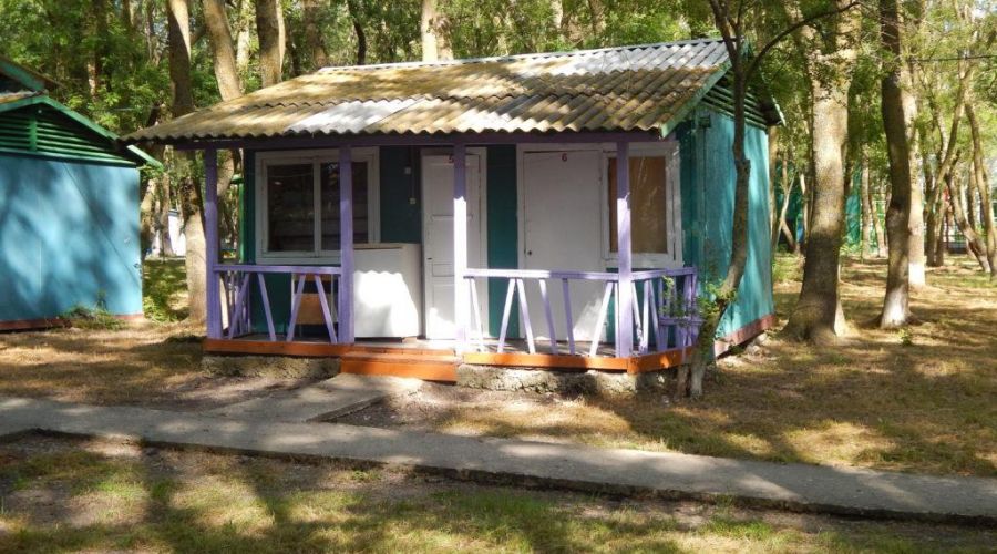 четырехместный деревянный домик