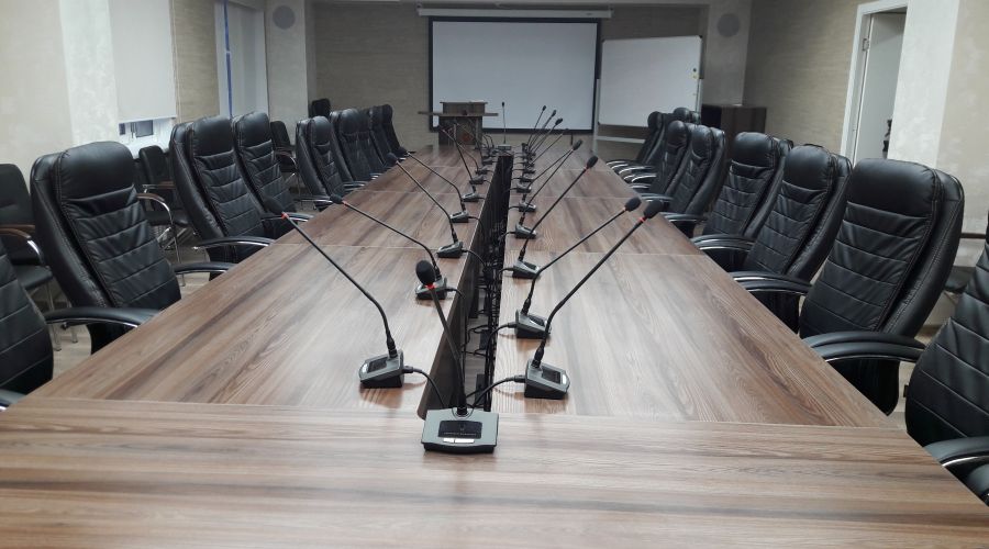 Малый зал круглый стол