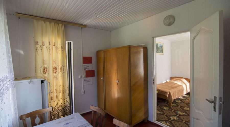 5-ти местный номер с удобствами и кухней 1 этаж (правое крыло)