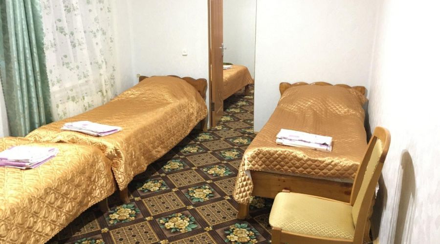 5-ти местный номер с удобствами и кухней 1 этаж (правое крыло)