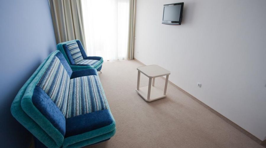 «Двухкомнатный» (с частичным видом на море)