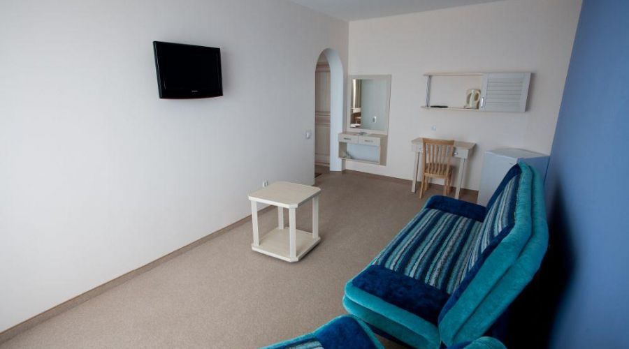 «Двухкомнатный» (с частичным видом на море)