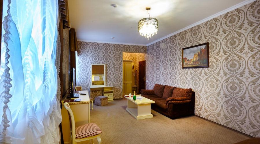 Джуниор Сюит