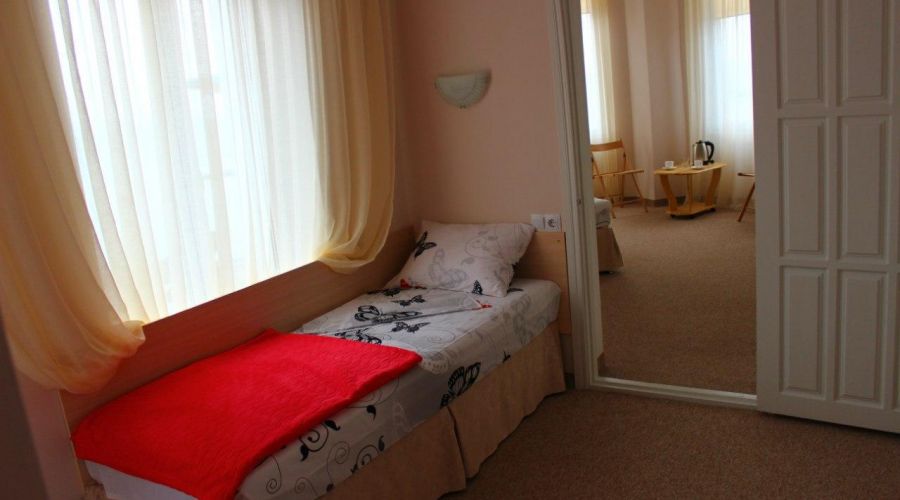 «Двухкомнатный с балконом» и видом на море