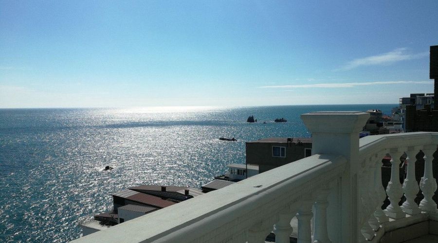 «Двухкомнатный» с видом на море