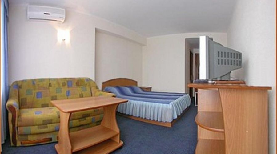 «Стандарт» с балконом (с видом на соседнее здание)