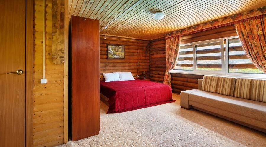 Трёхместный номер в деревянном коттедже (1 этаж)