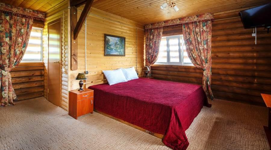 Трёхместный номер в деревянном коттедже (1 этаж)