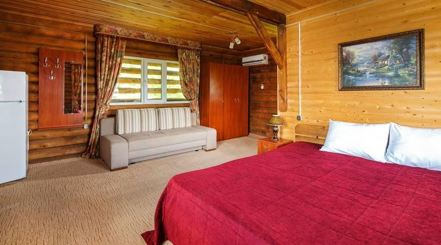 Трёхместный номер в деревянном коттедже (1 этаж)