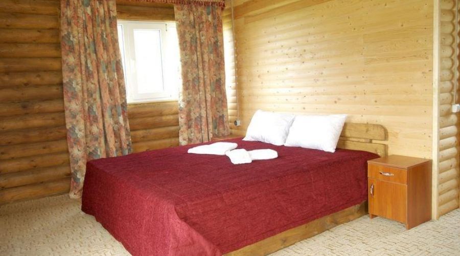 Трёхместный номер в деревянном коттедже (1 этаж)