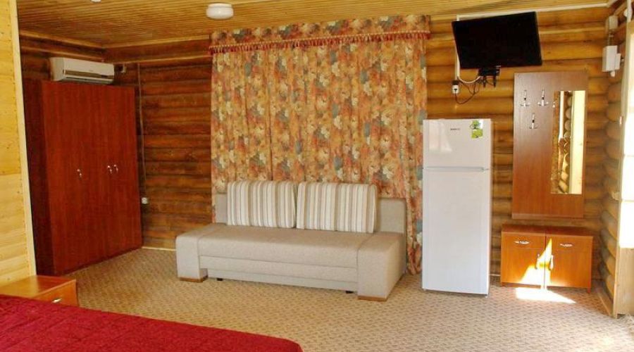 Трёхместный номер в деревянном коттедже (1 этаж)