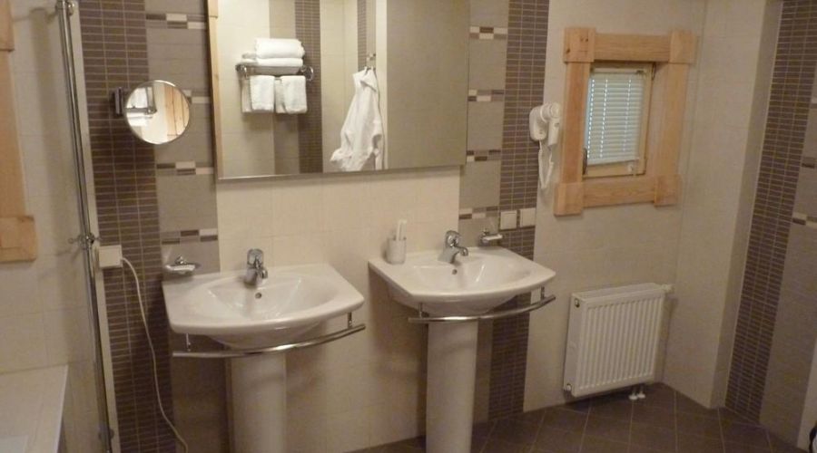 Коттедж №8 - Четырехкомнатный двухместный номер улучшенный