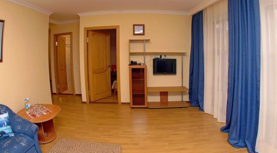 Люкс двухкомнатный с панорамными окнами