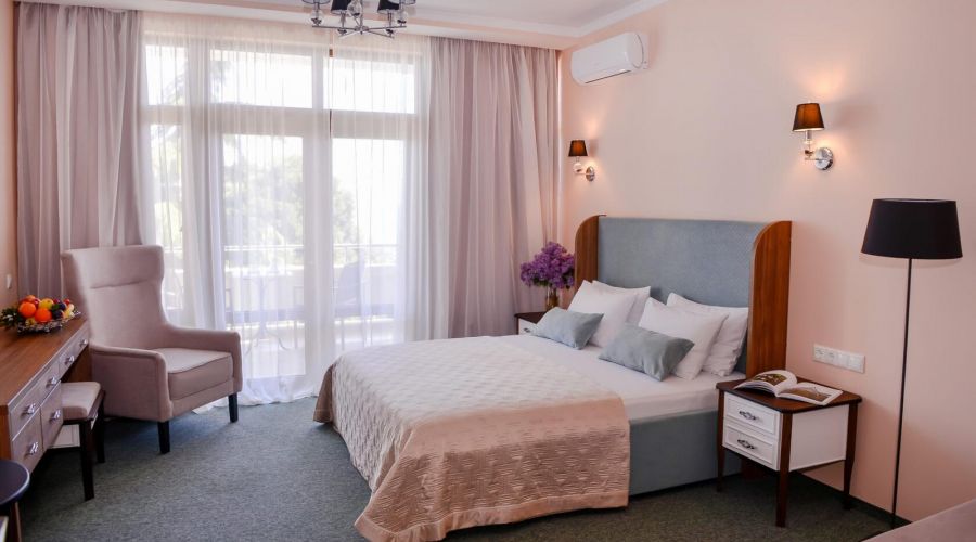 Однокомнатный двухместный "Джуниор Сюит" с балконом, вид на море