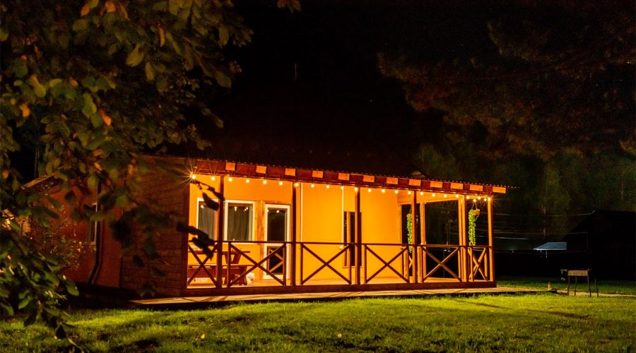 Большой дом на берегу