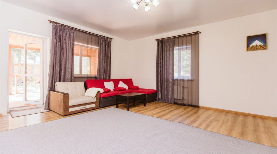 Большой дом на берегу