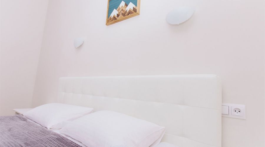 Большой дом на берегу