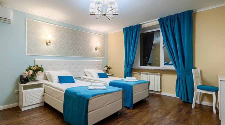 Улучшенный номер с двумя раздельными кроватями или одной двуспальной кроватью