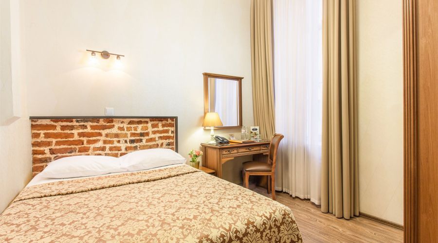 Небольшой номер с двуспальной кроватью