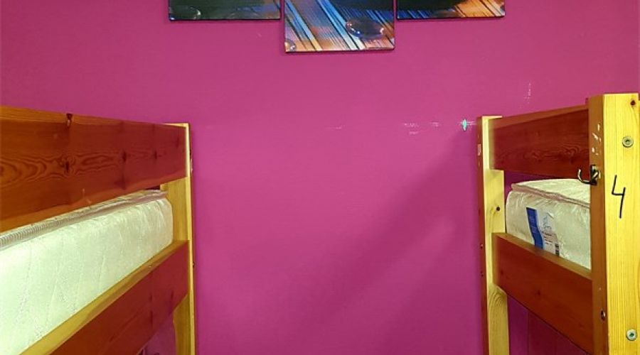 Кровать в общем 6-местном номере для женщин