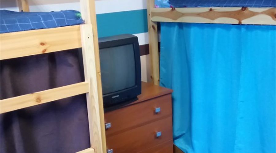 Кровать в общем 6-местном номере для мужчин и женщин