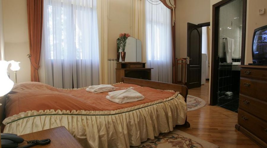 2-х комнатный 2-х местный Люкс с балконом (Главный корпус)