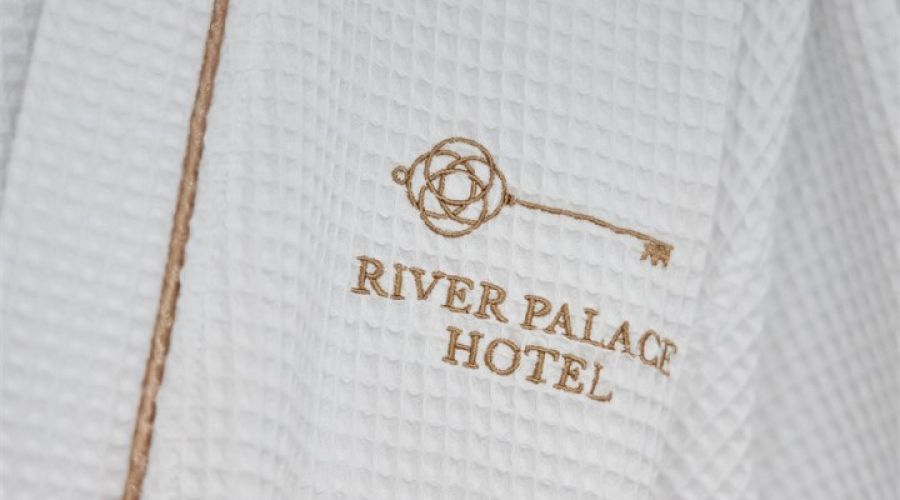 Двухкомнатный люкс с балконом | Вид на Неву